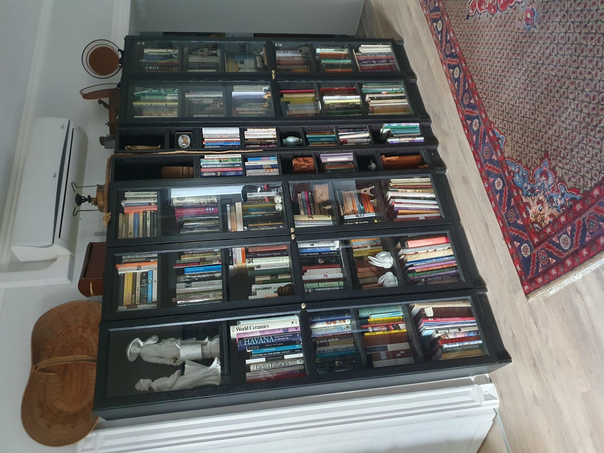 Chambre d'Hôtes Four Wids Bookcase in upstairs hall