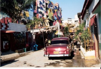 Havana-Classic-car-in-Barrio-Cayo-Hueso