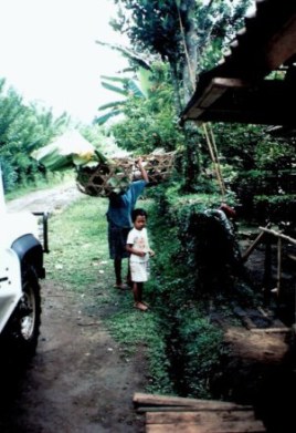 Loaded-shoulder-baskets-in-Bali