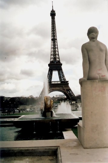 Statue of Lady looking at the Eiffel Tower from Trocadéro Gardens Paris Statue of Lady looking at the Eiffel Tower from Trocadéro Gardens Paris
