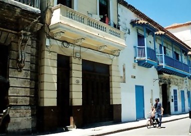 Restoration and no restoration side by side in Havana