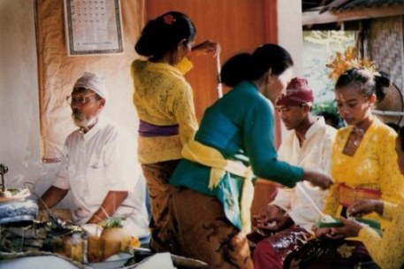 Bali village wedding rice sprinkling village wedding