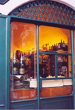Bergamo Alta Saint in the wine bar window