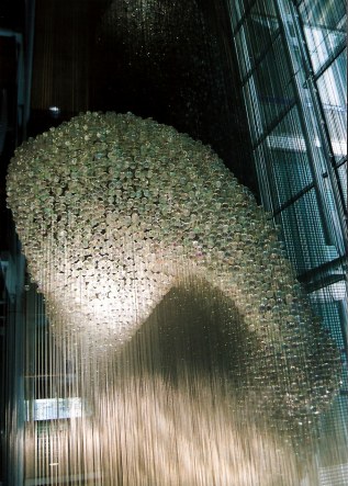 Thomas Heatherwick's Bleigiessen in London - arc of iridescent balls