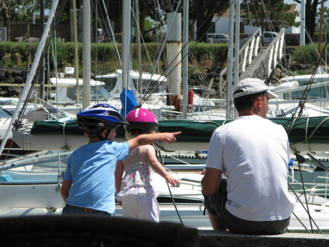 Boyardville Île d’Oléron children watching fishing boats 