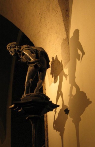 Creeping statue Munich