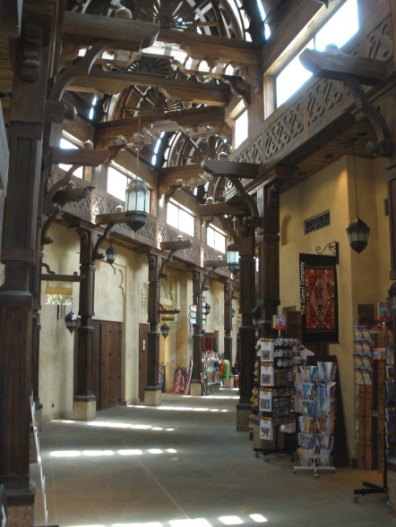 Dubai Madinat Jumeirah quiet Souk laneway 