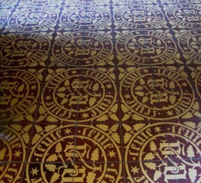 Floor tiles with insignia Hospices de Beaune