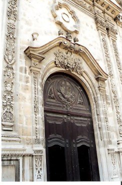 Grand entrance door in Havana