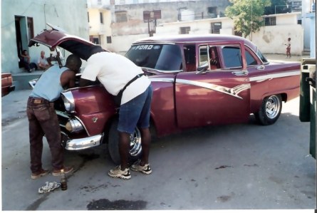 Havana-classic-Ford-under-repair 
