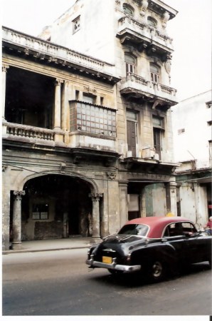 Havana-classic-car-in-better-condition-than-the-building