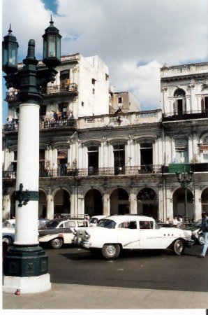 Havana-classic-car-in-front-of-arcades 