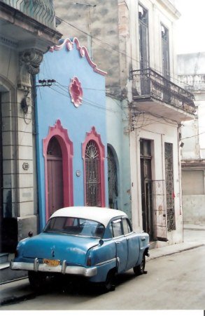Havana-classic-car-parked-in-front-of-colourful-house 