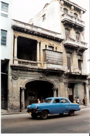 Havana-classic-car-with-elevated-suspension 