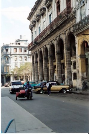 Havana-classic-cars-in-front-of-colonnades 