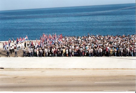 Havana-demonstration-on-Malecón flag-bearers