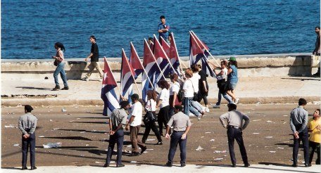 Havana-demonstration-on-Malecón-front-line