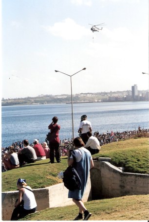 Havana-demonstration-on-Malecón-watchers-at-Hotel-Nacional