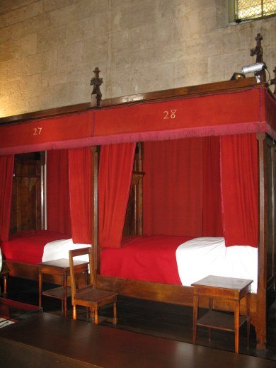 Hospital-bed-Hospices-de-Beaune