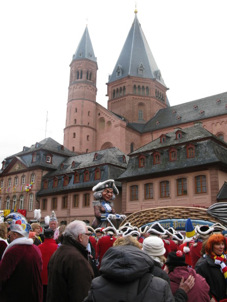 Mainz Carnival Sunday crowd by the Dom