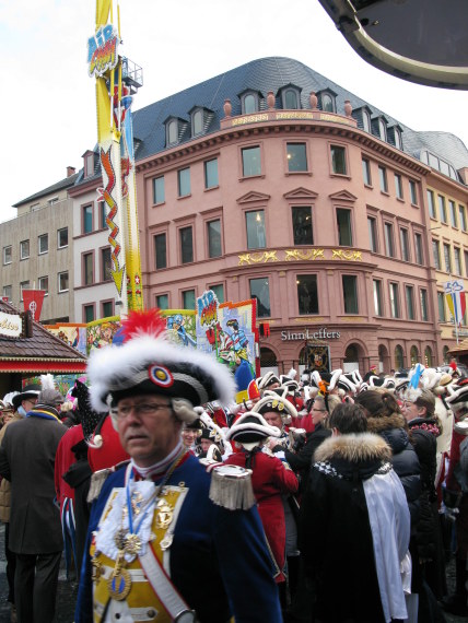 Mainz Carnival Sunday market square crowd