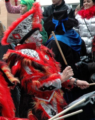 Mainz Fastnacht Guggemusik red costumes