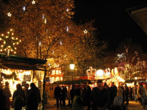 Munich Christmas Market crowds in Rindermarkt Square