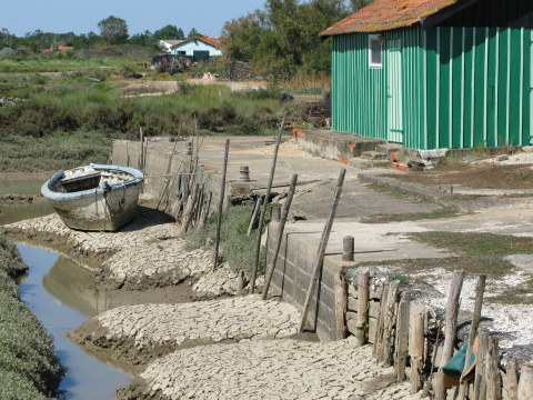 Île d’Oléron oyster route beached boat