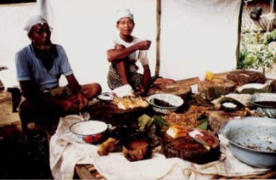 Resting cooks at Bali village wedding feast preparation