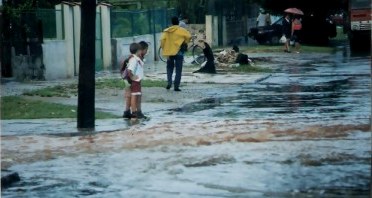 Havana school children on flooded streets 