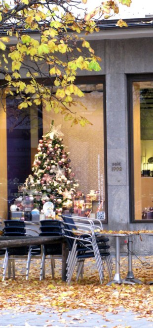 Shop window Christmas tree Munich