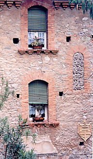 Wall of Ponte che Balla Bridge House