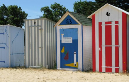 Île d’Oléron fancy bathing boxes St. Denis beach