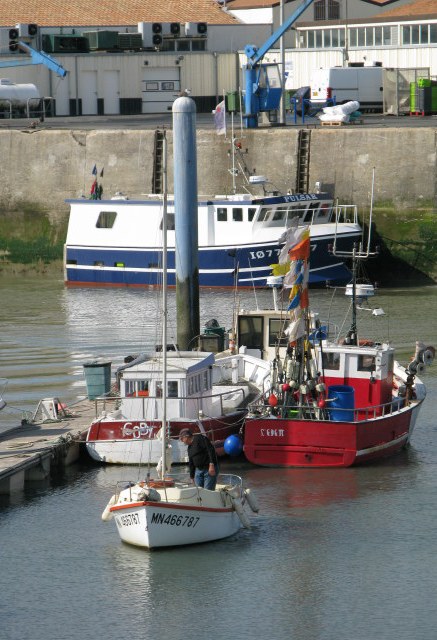 Île d’Oléron port of La Cotinière docking troll boat