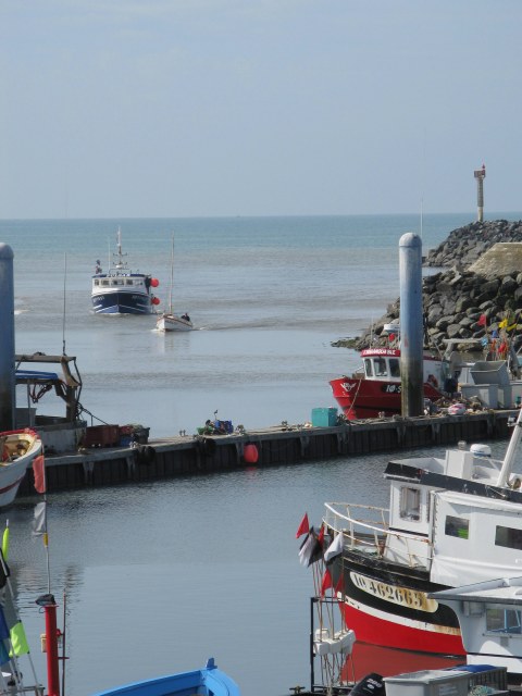 Île d’Oléron port of La Cotinière trawler returning