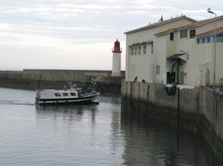 Île d’Oléron port of La Cotinière trawler by fish factory