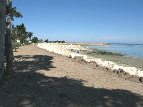 Île d’Oléron St. Denis beach wall
